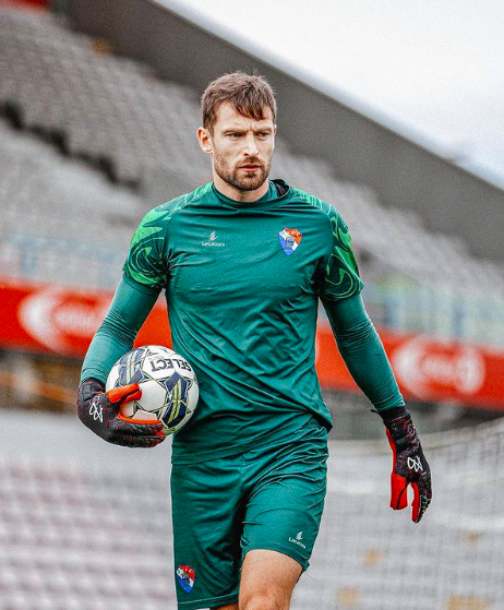 Сейчас вратарь выступает за середняка португальской лиги "Жил Висенте".