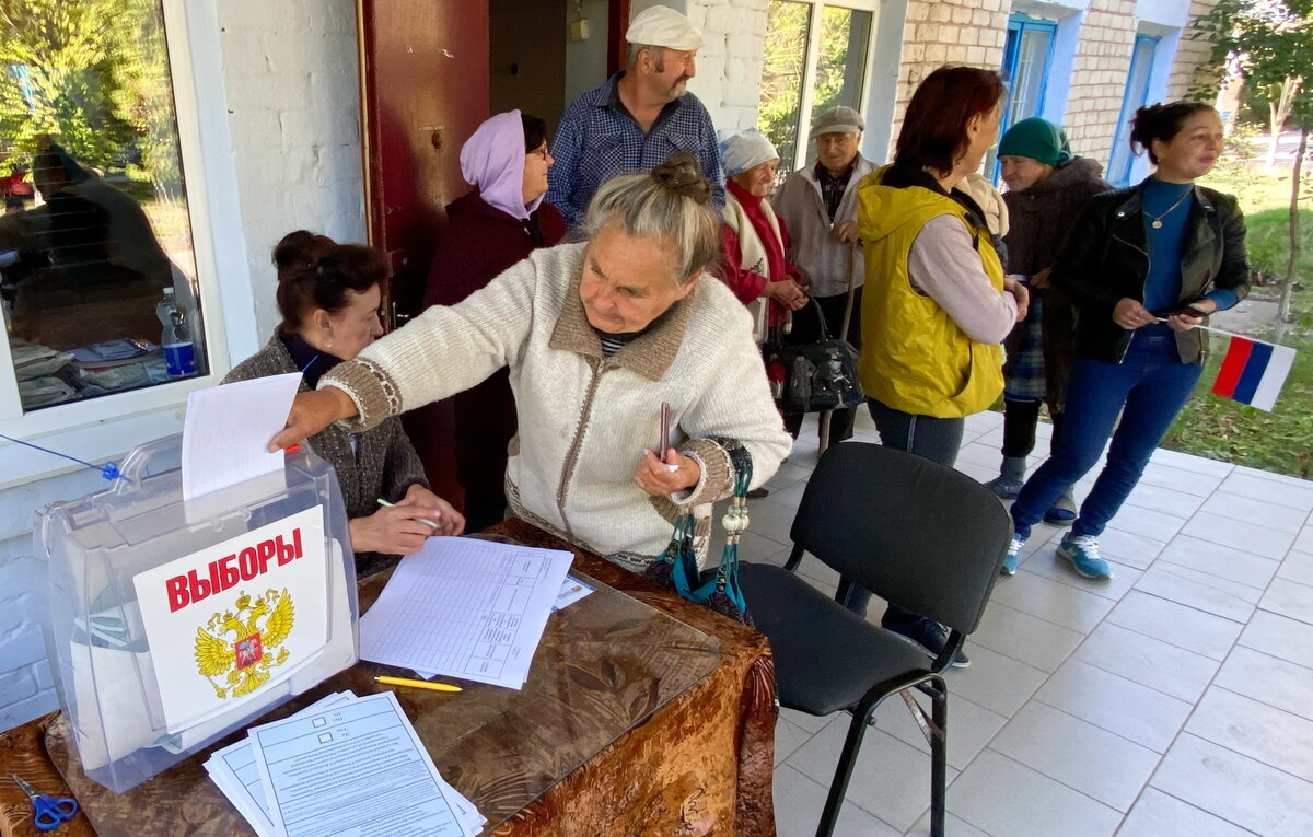    Избиратели во время голосования на референдуме по вхождению Херсонской области в состав РФ, Александровка, 25 сентября 2022 года  Стрингер/ТАСС