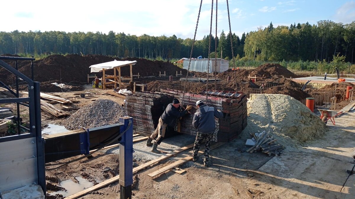 Разгрузка краном мелкощитовой опалубки