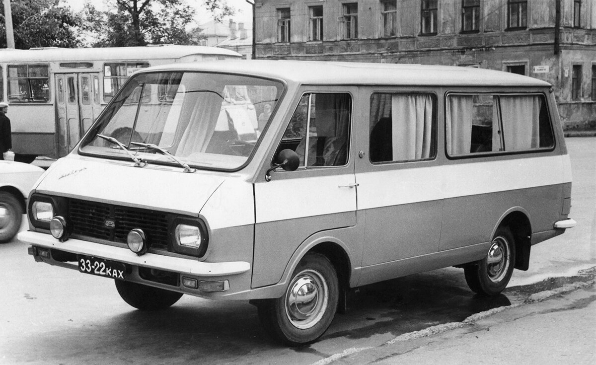 РАФ-2203 гос. номер «33-22 КАХ», Калинин, Свободный переулок, 1978 год. Фотография © Kh.A.P., коллекция сайта «История пассажирского транспорта Твери»