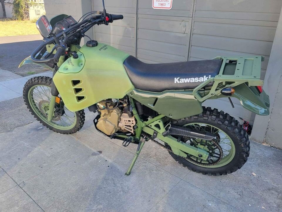 HDT M1030M1 с седлом от своего гражданского прототипа, Kawasaki KLR650