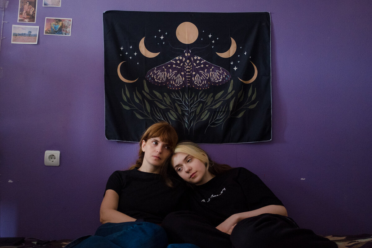 Саша с дочерью дома Фото: Алена Кочеткова для ТД