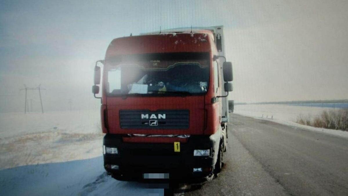    Грузовик, столкнувшийся с легковым автомобилем:polisia.kz