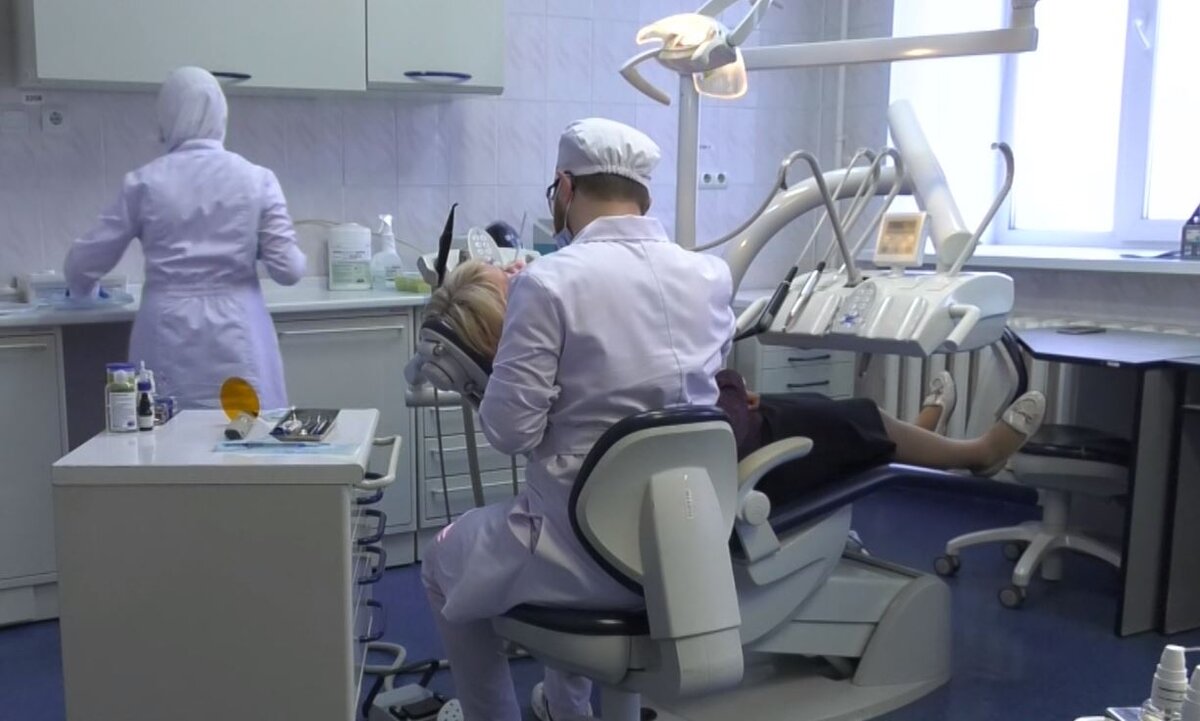 Пришла в больницу русское. Стоматолог. Медик стоматолог. Врач будущее. Врач за работой.