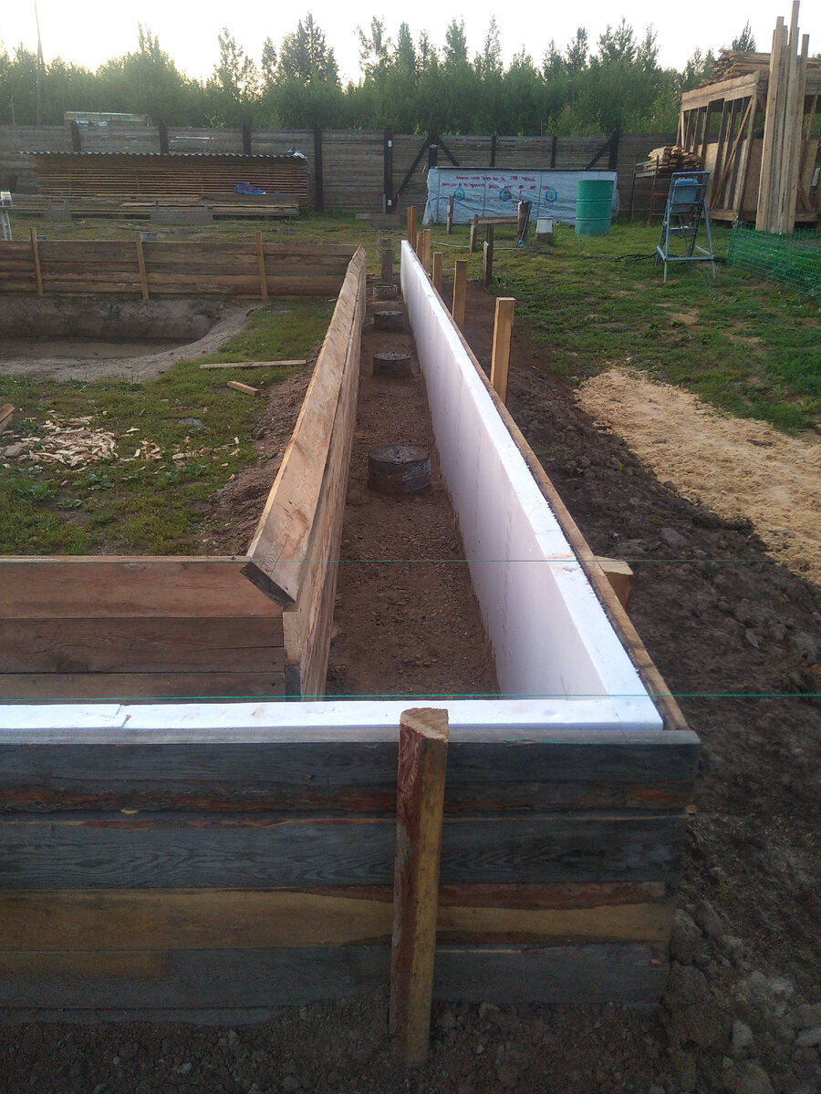 Верхняя доска опалубки имеет наклон, чтобы создать отлив для большей опоры лаг.