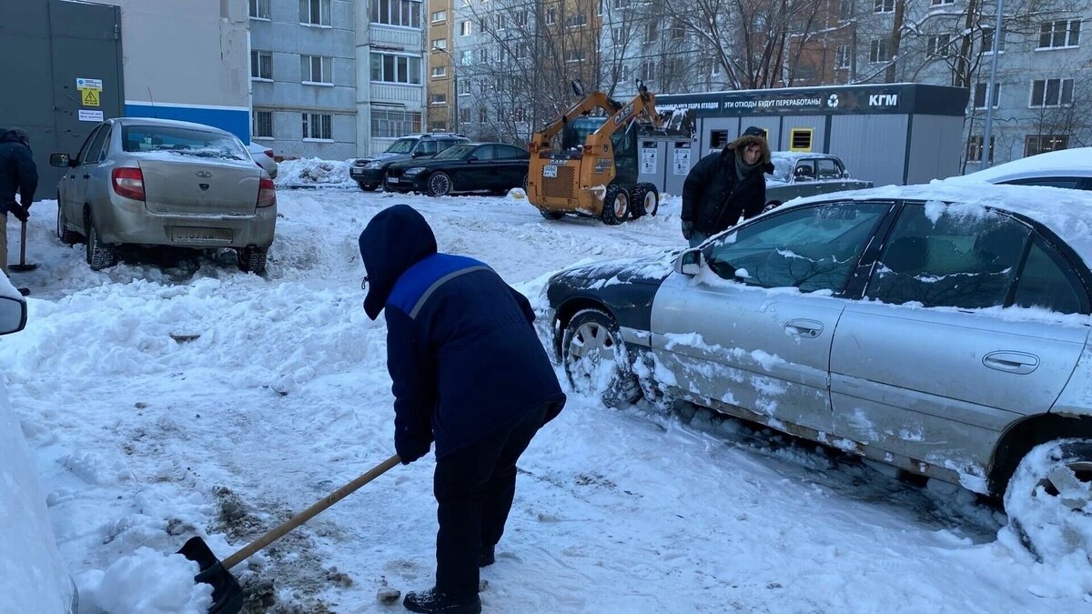     Жители Казани возмутились уборкой снега дорожными рабочими. Соответствующее мнение они высказали в комментариях под публикациями мэрии города в Telegram-канале.