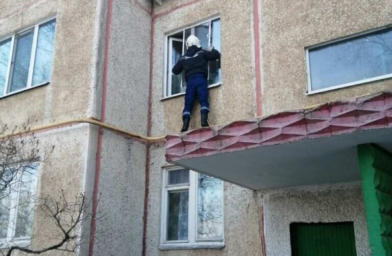    В Оренбурге спасатели пришли на помощь запертому в квартире ребенку Кристина Просвиркина