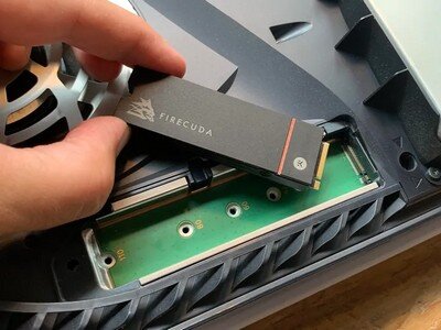    Для Sony PlayStation 5 выпустили систему охлаждения SSD-накопителя