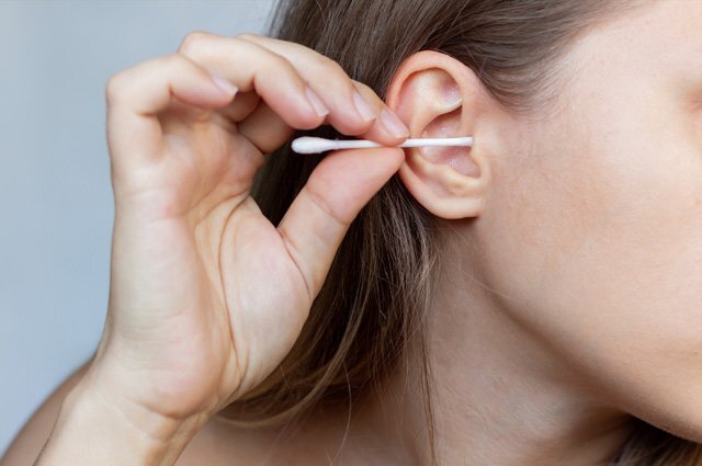    Почему нельзя чистить уши ватными палочками?