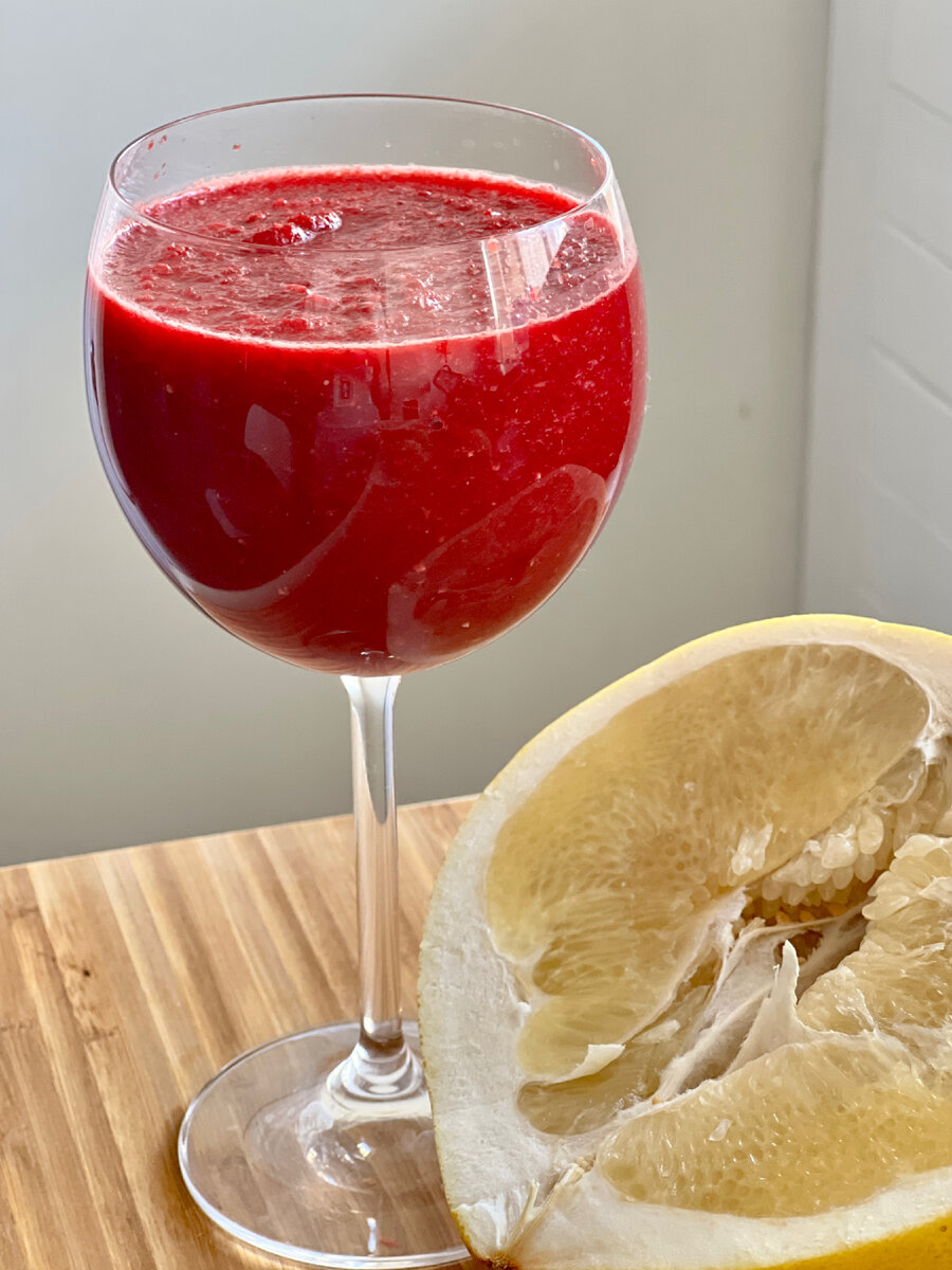 Смузи готовый из свеклы, граната и сельдерея