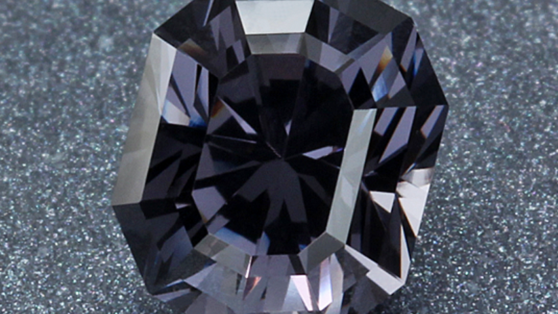 Драгоценный гороскоп на апрель 2023 года. Камень покровитель для знака Дева – Чёрная Шпинель. Видео о камне в подборке канала «Самоцветы». Фото в свободном доступе.