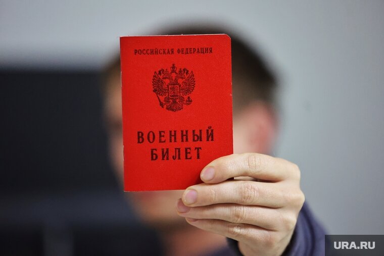    Повестку вручили депутату на комиссии по депутатской этике после его отказа встать во время исполнения гимна РФ