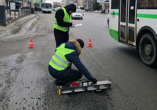 Специалисты производят визуальный осмотр полотна