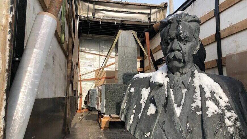     В Казани вернули на прежнее место бюст писателя Максима Горького. Об этом сообщила пресс-служба мэрии города со ссылкой на комитет внешнего благоустройства.