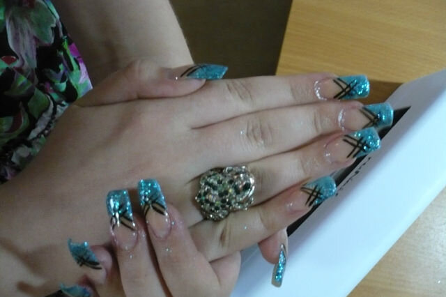 Вторая. Главное что всё блестит, наверное до локтей. И какая тонкая прорисовка)