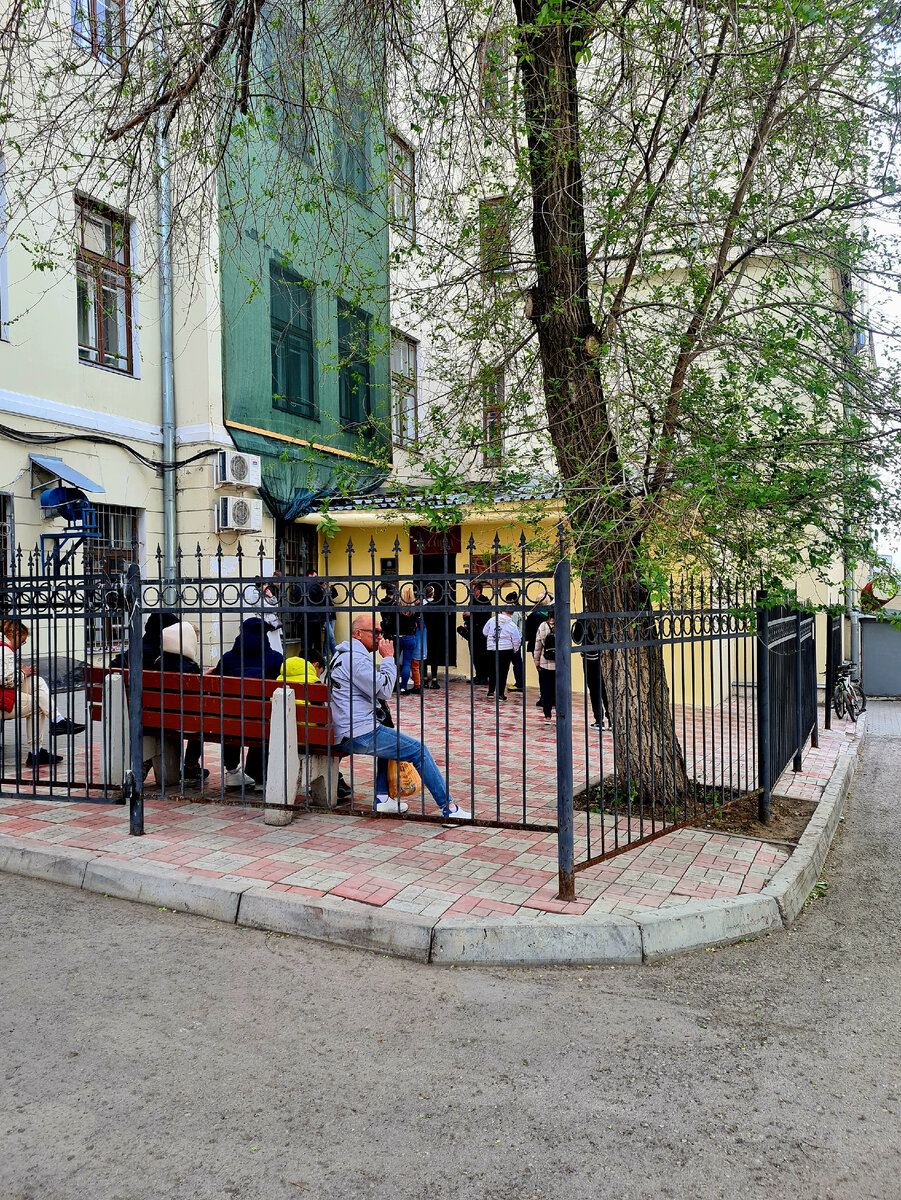 Вся территория бункера находится под территорией двора, а не дома