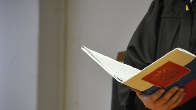    За незаконную премию глава Адамовского поссовета лишился должности и выплатит штраф Марина Шарт