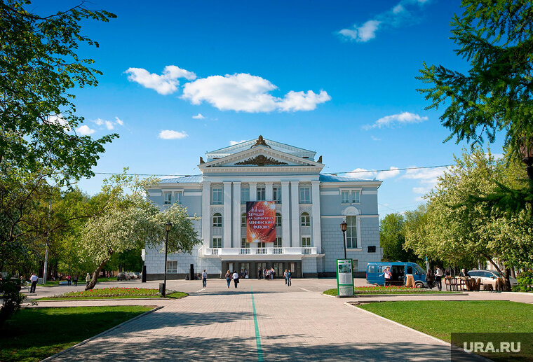    Летом певцы и музыканты оперного театра выступают в гостях