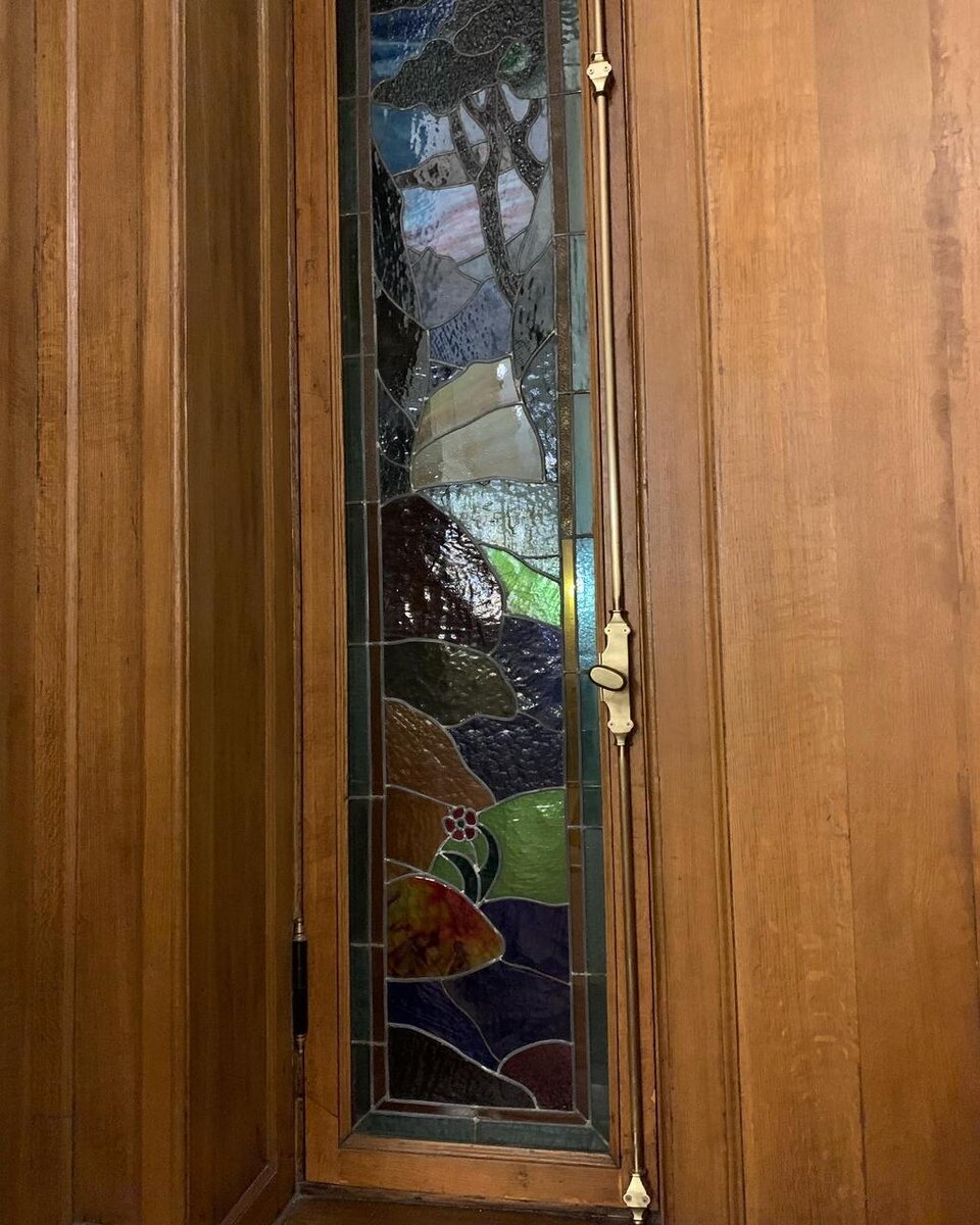 Входная дверь с витражом в особняке Стахеева © "Покажу Москву" 