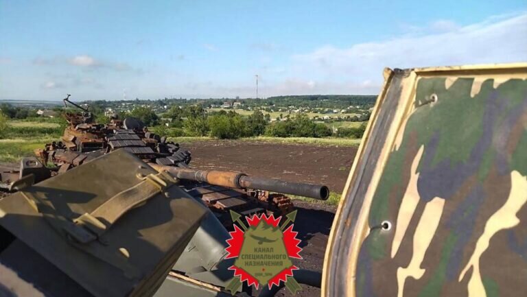Военнослужащие СпН на «Тигр-М СпН» проезжают мимо уничтоженного танка ВСУ. Изюмский фронт, 2022 Фото: @ok_spn