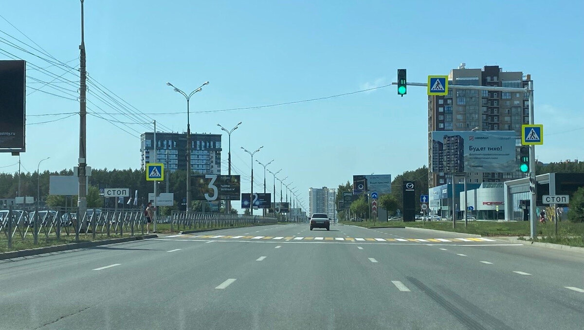     В Ижевске на улице 10 лет Октября возле ЖК «Ежевика» начал работать светофор. Об этом рассказал корреспондент Udm-info, проехавший утром по магистрали.