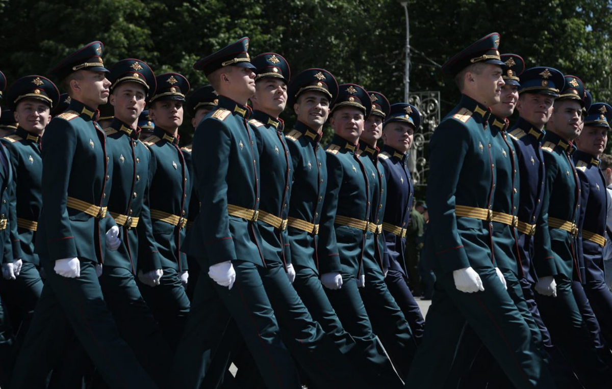 Офицер это. Офицеры. Военные училища связи России. Парадная форма выпускников Череповецкого военного училища. Лейтенант военного училища Череповец