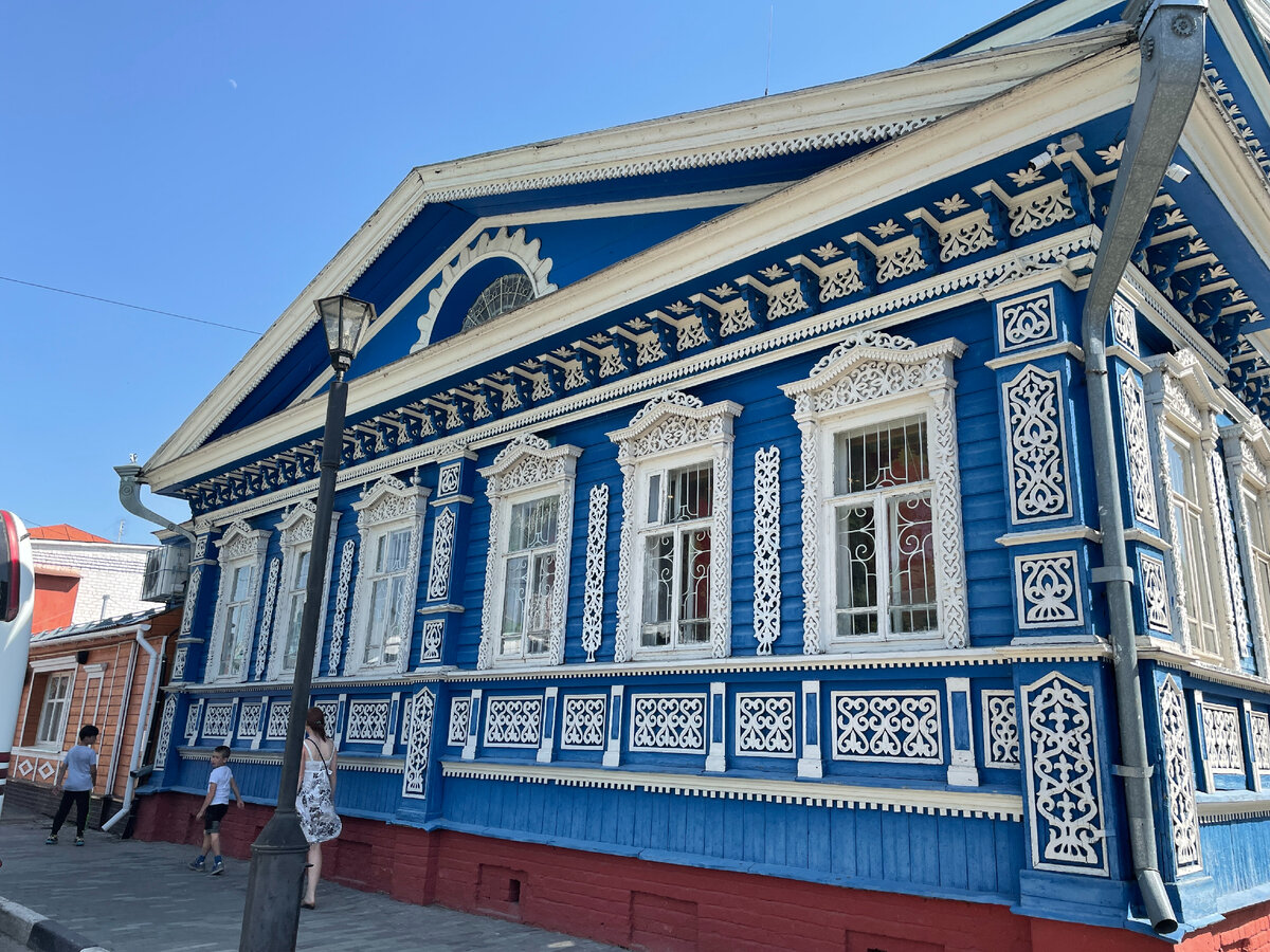 Ожидалось, что Городец весь такой. Но это просто один самый знаменитый и ухоженный особняк, про него ниже. 