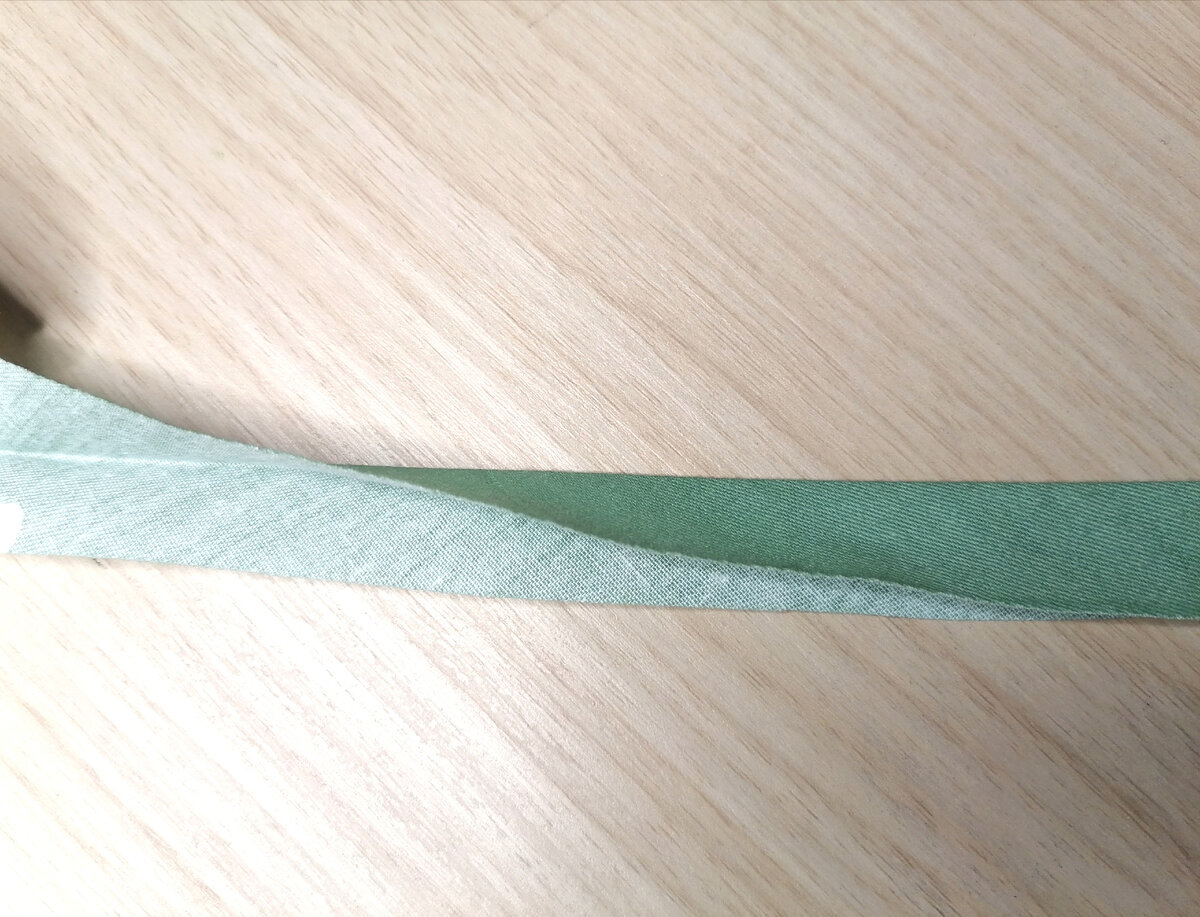 Полоска выкроенная по косой нити, заутюжена пополам