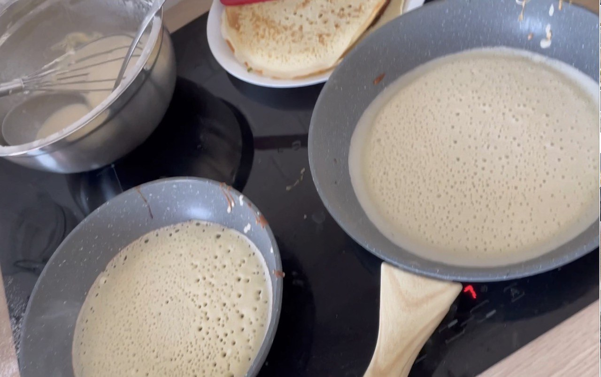 Процесс жарки блинов