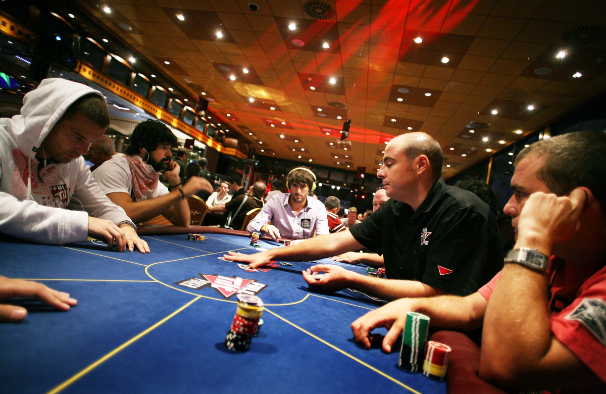 Покер лучшие игры. Спортивный Покер. Игрок в казино. Стол для спортивного покера. Турнирный Покер.