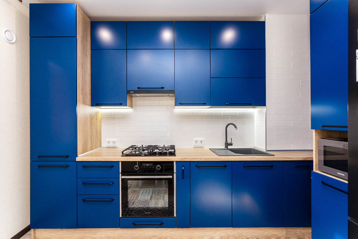 Бело-синяя кухня в интерьере: 25 фото