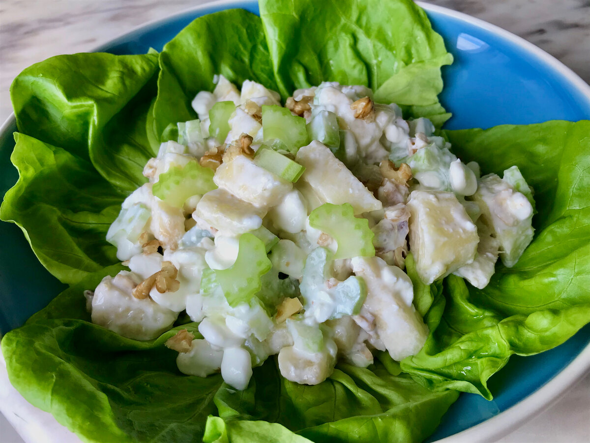 Салат из зернистого творога и огурцами