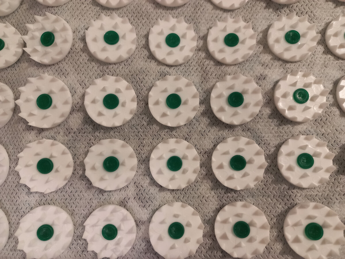 У меня их много... Разных размеров и степени остроты. И для спины, и для ног, и для шеи