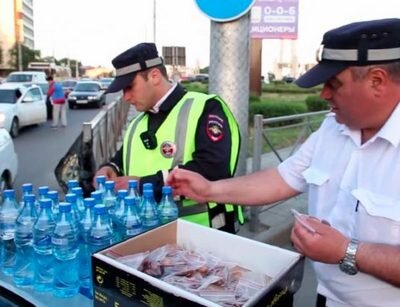 Дагестанские Гайцы вместо штрафов раздают воду и финики