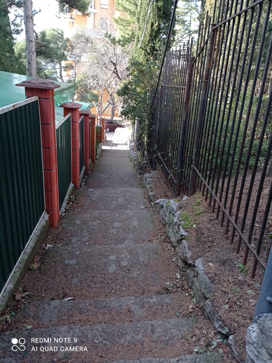 Спуск к морю.