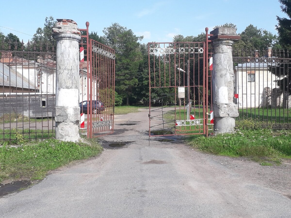 Главный вход в усадьбу