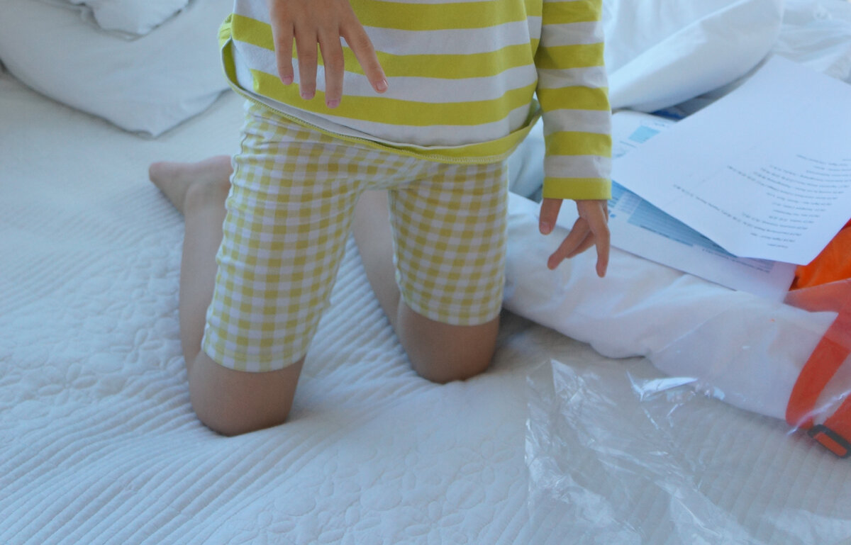 Это наш первый отель на Чеджу, простыни нет, просто матрас. Но одеяло в пододеяльнике