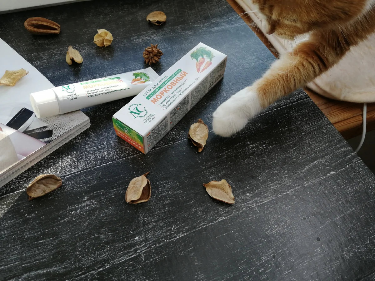 Знаменитая статья в 2019 году про морковный крем, которая разлетелась по всему Интернету и переписывалась многими авторами тысячу раз здесь. Многим понравилась игривая Дося, которая мешала процессу съемки:-)