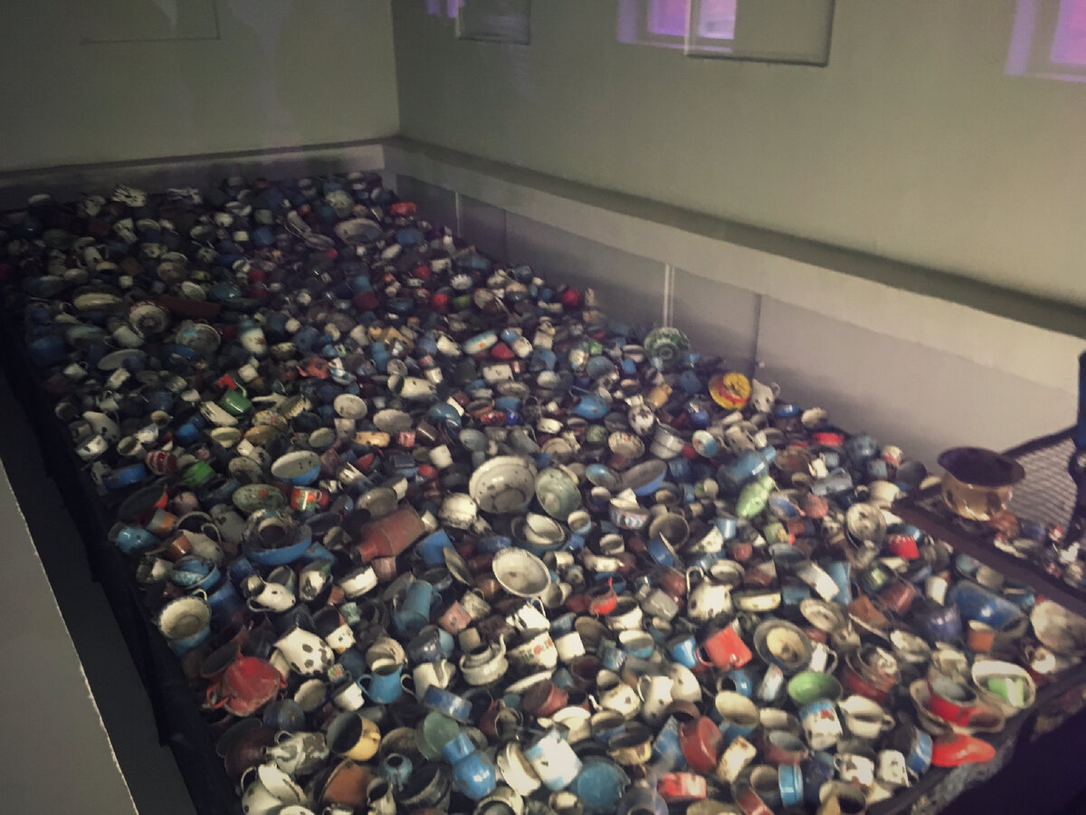 Acesta este probabil cel mai faimos lagăr al morții din Auschwitz-Birkenau, al cărui nume sună mai des ca Auschwitz - după numele original polonez al orașului în apropierea căruia se afla lagărul.-33