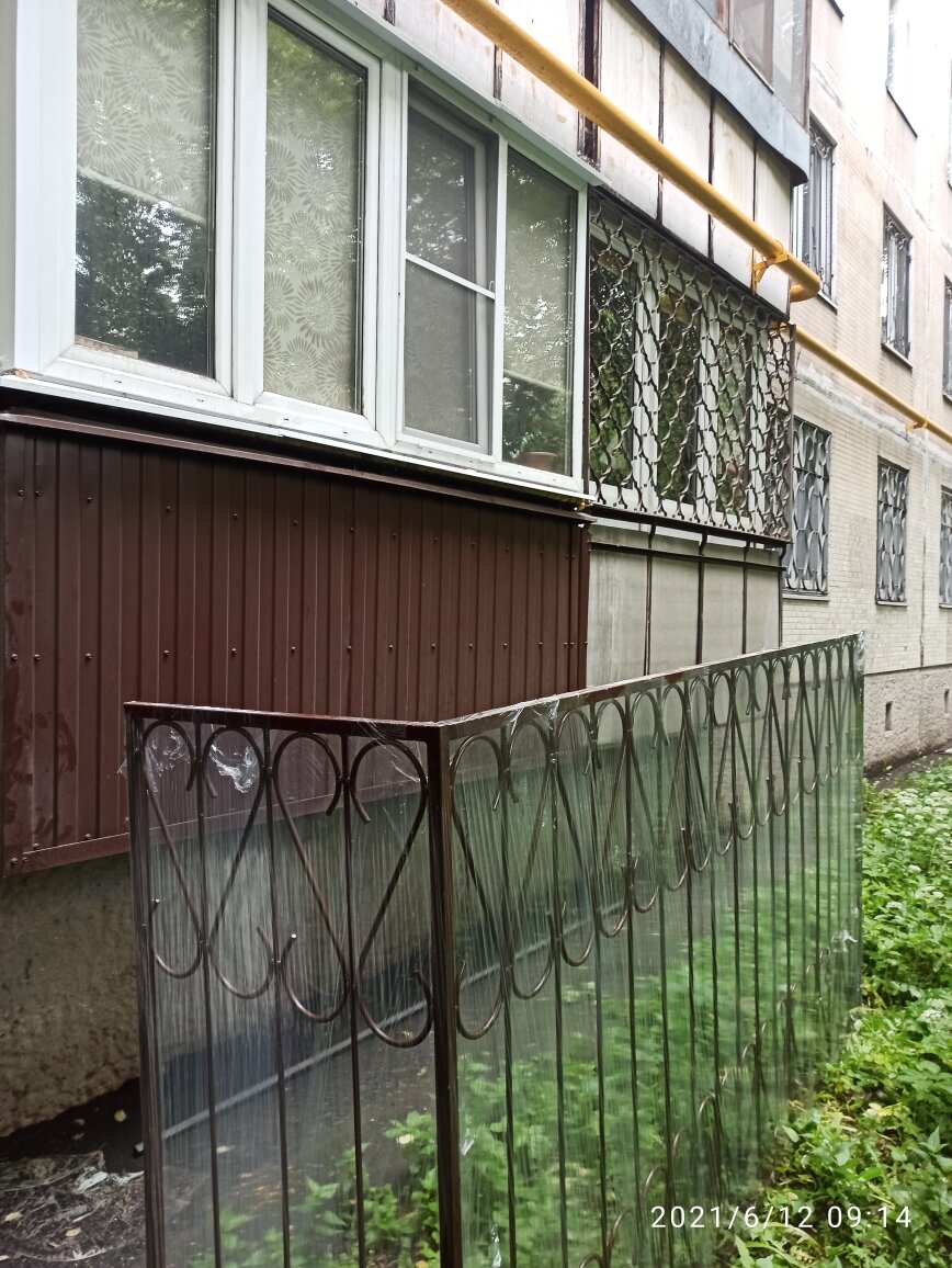 Установка решетки на лоджию первого этажа