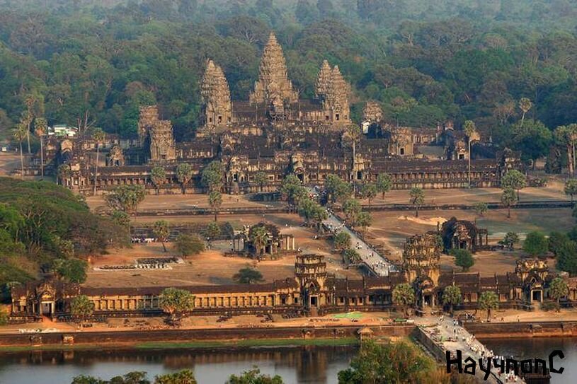 Храм Ангкор-Ват, главная достопримечательность Пномпеня.