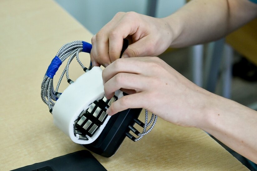 Фото из открытых источников. Первая версия аппарата перевода жеста в слова для глухонемых, изготовленная Даниилом в России.