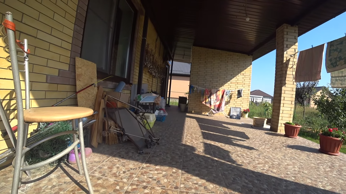 сейчас эти вещи у нас сложены на террасе, а хочется террасу уютную 