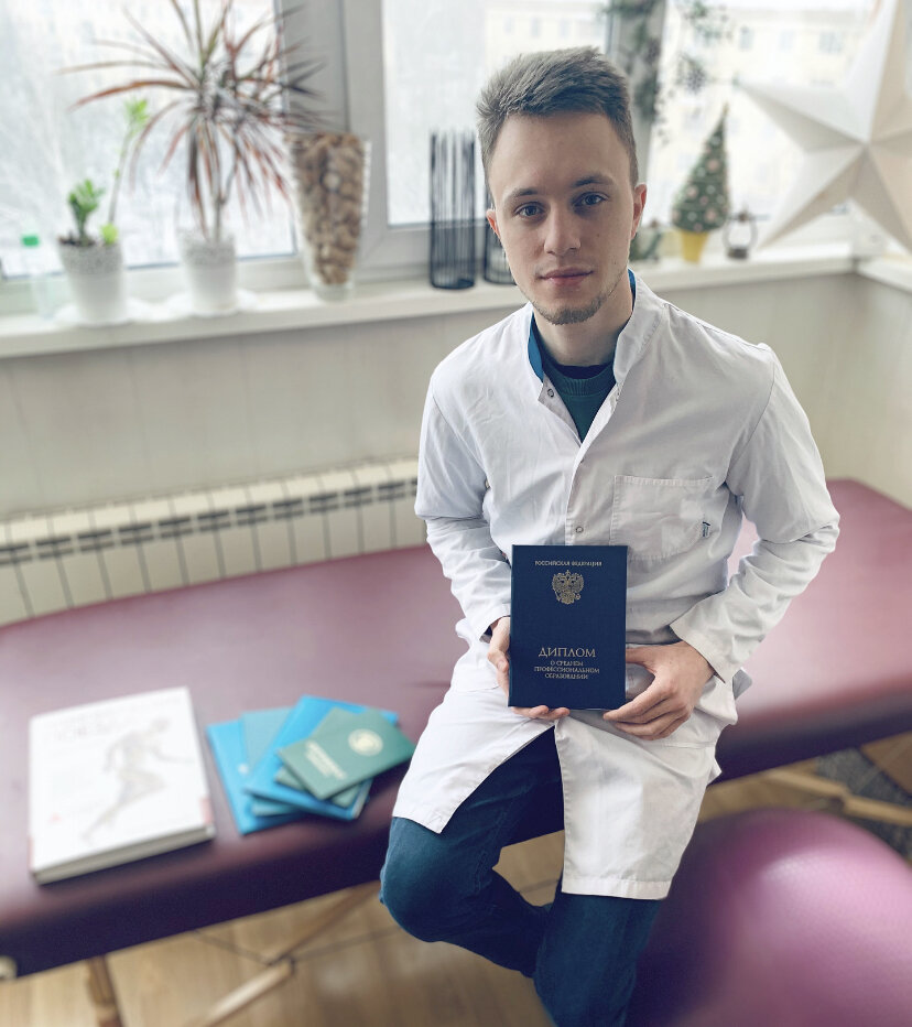 ❤️Добро пожаловать❤️

⛑ПОСТ ЗНАКОМСТВО 

Всем привет👋 
Меня зовут Павлов Сергей Сергеевич, мне 2️⃣4️⃣ года, живу в городе Москве🌆

Я специалист по детской реабилитации, а именно (—детский массаж, —гимнастика, —лфк, -тейпирование, —грудничковое плавание ). В этой сфере я уже 5 лет, с каждым годом становлюсь более грамотным и опытным специалистом!

🏥ОБРАЗОВАНИЕ 

— 2016 году закончил Медицинский колледж Управлениями делами Президента Российской Федерации

— В этом же году обучался и закончил курсы массажа и лфк.

1️⃣Первое место работы было в Научном Центре Здоровья Детей (Институт Педиатрии). За время работы в реабилитационном центре я получил огромный опыт в технике массажа детям с различными патологиями :
❗️ДЦП (от легкой до самой тяжелой степени поражения);
❗️МУКОПОЛИСАХАРИДОЗ;
❗️МУКОВИСЦИДОЗ;
❗️ХРУСТАЛЬНЫЕ ДЕТИ;
❗️редкое заболевание СМА всех типов;
❗️НЕДОНОШЕННЫЕ МАЛЫШЫ 

Огромный опыт не только в практике, но и в теории!!

2️⃣ Ну а второе и по настоящее время мое место работы-это Реабилитационный  Центр Детской Психоневрологии

Работаю уже второй год,  каждый год прохожу обучение в сфере детской реабилитации! 

🔥С 2020 года являюсь ЧЛЕНОМ АССОЦИАЦИИ ДЕТСКИХ РЕАБИЛИТОЛОГОВ РОССИИ


🙆Работаю с малышами от 0 и до подростков!
‼️Различные патологии (Неврологические, ортопедические проблемы, различные болезни лёгких )

👶🏼👦🏼🧒🏼 Умею располагать детей к себе! Нахожу подход к любому ребёнку!

❤️С большой ответственностью подхожу к своей работе и выполняю ее на максимальный результат