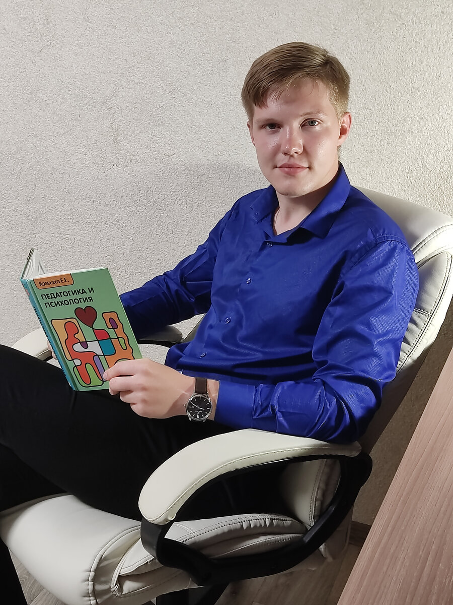 Первое на что следует обратить внимание перед началом подготовки к олимпиадам -  чем старше ученик, тем более ресурсоемкий сам «проект». Это связано с тем, что олимпиадные задачи для «взрослых» школьников несут большую палитру инструментариев для решения, дидактически труднее систематизируются и тем более тиражируются. Преобладающий штучный характер задач заставляет репетитора по математике готовить каждую из них отдельно. Это очень затратно и сложно. А ведь еще нужны домашние задания. При большой загрузке репетитора Вы либо получите от него отказ, либо какую-нибудь халтуру на выходе. Поэтому, решившись на олимпиадную линию обучения, желательно записываться к преподавателю в начале года, когда легче выделить дополнительное время для погружения в тематику олимпиад.

.

Кому рекомендованы олимпиадные занятия у репетитора?
Совсем не обязательно готовиться к конкретным олимпиадам или вступительным экзаменам в сильные школы. Тем более, что рейтинговая математическая школа — отнюдь не панацея всех проблем обучения. Поступив в нее, Вы можете разочароваться, например, чрезмерно завышенным уровнем математики, скоростью и качеством объяснений (оформлений), а иногда и безответственной (не системной) работой преподавателя, сваливающего на голову ученика целую лавину сложных заданий с расчетом на то, что он сам добудет необходимые знания. Можно учиться в обычной школе или матклассе и параллельно с квалифицированным репетитором погружаться в олимпиады и разнообразные внепрограммные темы и задачи. Уверяю Вас, что на выходе получите результат для ЕГЭ или МГУ — ДВИ, как минимум не хуже, чем обучаясь в каком-нибудь элитном лицее. 
ВАЖНО!!!
Если вашему ребенку легко дается базовая математика и, тем более, скучны ее задачки, — обязательно приведите его на олимпиадные уроки. Остановка в развитии — опасная вещь.

Характер и содержание уроков
Если обычная программа в школе подразумевает четкий последовательный порядок тем и теоретический фундамент в виде фактов и формул, то олимпиадные варианты довольно трудно подкрепить дополнительной теорией. Поэтому единственно возможный путь у репетитора — решать и решать задачи в разнобой. Главное не выходить за рамки имеющихся в голове ученика инструментов.

Разнообразие олимпиад впечатляет. В большинстве своем они живут автономной жизнью в отрыве от программных стандартов. Однако некоторая их часть, особенно ориентированная на старшеклассников, все же опирается на некую минимальную платформу знаний по школе. И ей надо владеть безупречно. Отсюда вывод: репетитор по олимпиадной математике все равно обязан оглядываться на школу и предварительно устранить все ее недоработки. Только после этого можно браться за олимпиадные высоты.
ВТОРОЕ ОЧЕНЬ ВАЖНОЕ ЗАМЕЧАНИЕ!!!
Навыки руления нестандартных ситуаций никогда не сформируются быстро, будь Ваш репетитор по математике хоть семи пядей во лбу. Поэтому планируйте долгосрочное сотрудничество и всегда следите за учебой своего ребенка.

Список нежелательных действий репетитора, родителей и учеников:
1) Принос неизвестных задач на урок
Распространенная проблем в работе с маленькими учениками 4-6 классов. Родителям в этом возрасте, как правило, еще хватает математических знаний и они рвутся их показать, активно включаясь в процесс обучения параллельно с репетитором. Откапывают какие-то олимпиадные варианты из разных источников, часто сомнительных, и приносят их на урок со словами: «Мы тут не смогли решить одну задачку. Объясните нам ее, пожалуйста». Следует понимать, что взятая Вами задача может 1) быть не рассчитана на текущую учебную ситуацию 2) требовать для объяснений дополнительной подготовительной базы 2) затормозить ход урока и даже сорвать его.

Репетитору придется для начала решить ее самому (а это не всегда происходит за 5 минут), далее ПОДУМАТЬ как ее донести ребенку и только потом реализовать объяснения. Процесс может не предсказуемо затянуться и планы на занятие будут сорваны. Ученик останется без разбора заранее приготовленных задач и, как следствие, без домашнего задания. Поэтому я рекомендую заранее прислать на почту или на Whats App репетитору по математике фото варианта, чтобы он оценил целесообразность его использования на ближайшем уроке. Кроме этого можно наткнуться на какую-нибудь неточность или откровенный дебилизм в условии. Если номера школьных учебников проходят какое то ОТК, то олимпиады открывают полную свободу для фантазии ставителя. И далеко не всегда она проявляет себя адекватно.

Перегрузка другими репетиторами или кружками помимо математики
Олимпиадные задачи имеют свойство не решаться за 5 минут :). Если в один день идея не пришла в голову — следует сделать второй, третий, четвертый подход к заданию в другие дни. Как штангист к штанге. А где взять столько времени, если кроме математики ребенок дополнительно загружен чем то еще?

Нет смысла заниматься интенсивно
Во-первых, ни один репетитор не сможет массово обеспечить ученика потоком олимпиадных задач. Каждую из них надо отдельно решить и только потом планировать. Во-вторых, интенсивные занятия уменьшают возможности «подходов к штанге» (читайте выше). Оптимальный режим — 1 раз в неделю. Если нужно чистить или дополнять школу — тогда 2 раза. Первый день тратим на базу, а второй на олимпиады.

О моих приемах работы
Их много и большинство методических «фишек» трудно поддается описанию. Одним приемом все же поделюсь. Сложная задача требует времени, чтобы в нее погрузиться. Если на занятии репетитор предложит ее и сразу же расскажет решение, то так же быстро оно и вылетит из головы. Мозг не получит должную нагрузку, объяснения будет труднее понять (ведь условие олимпиадной задачи не всегда быстро запоминается). Если дать побольше времени повозиться с ней на уроке, то его можно капитально «повесить». А ведь время репетитора дорого.

Поэтому я часто задаю на дом заведомо не подъемные задачи, которые хочу потом разобрать. Важное дополнение — предлагаю только то, к чему можно хоть как то пытаться подступаться, дабы ученик с пользой для себя содержательно повозился с решением дома. В этом случае он успеет, как минимум, лучше проникнуться условием, оценит уровень сложности и вообще окажется в теме проблемы, причем со всеми нюансами и особенностями своих неудачных потуг к решению. Все это поможет создать дополнительный интерес к изучению репетиторского объяснения и оно легче воспримется.

Важно ОТБИРАТЬ материал для урока, а не решать какие попало варианты подряд. Любая задачка должна вносить вклад в развитию математического мышления, а не являться средством для банального развлечения. Последним часто грешат некоторые репетиторы и даже составители олимпиад. К задачам развлекательно характера я бы отнес, например, задачи на разрезание. Времени убиваем много, а пользы на 2 копейки.