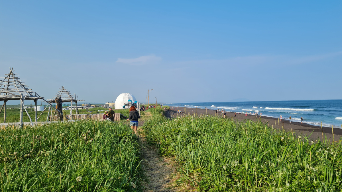Необычные инсталяции для фотографий. Белый купол - это и есть глемпинг, шатровый отель.