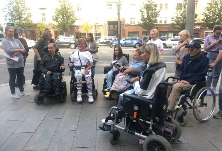 Больные со спинально-мышечной атрофией возле мэрии Москвы. Источник: https://takiedela.ru