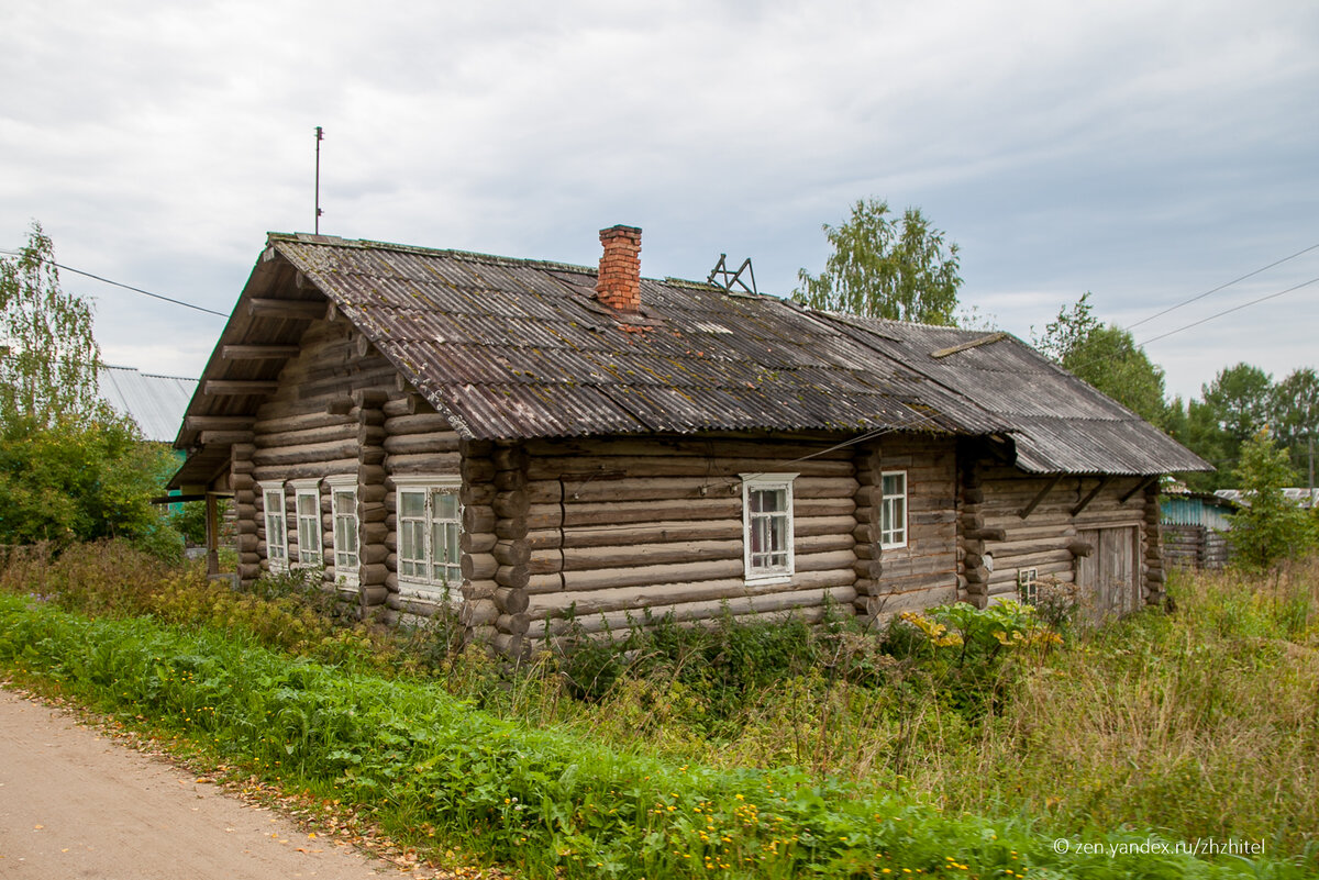 В какой деревне она живет