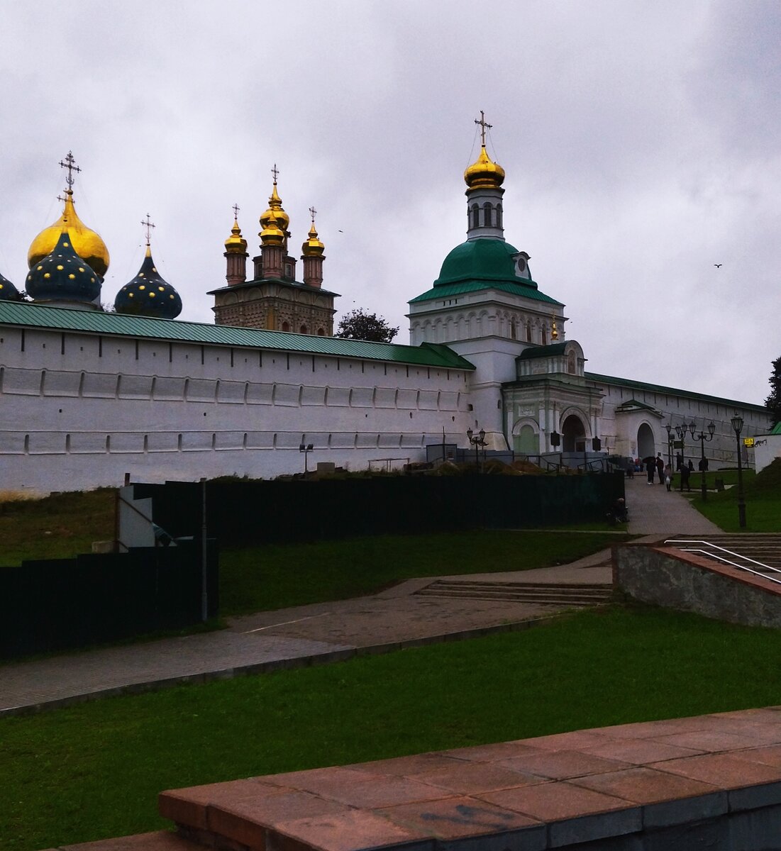 МО, город Сергиев Посад. Свято - Троицкая Сергиева лавра. Крупнейший мужской монастырь РПЦ с многовековой историей. Поездка моя. Фото моë. 