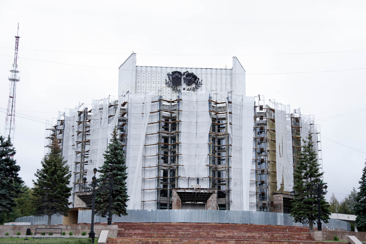 Капитальный ремонт. Театр в лесах